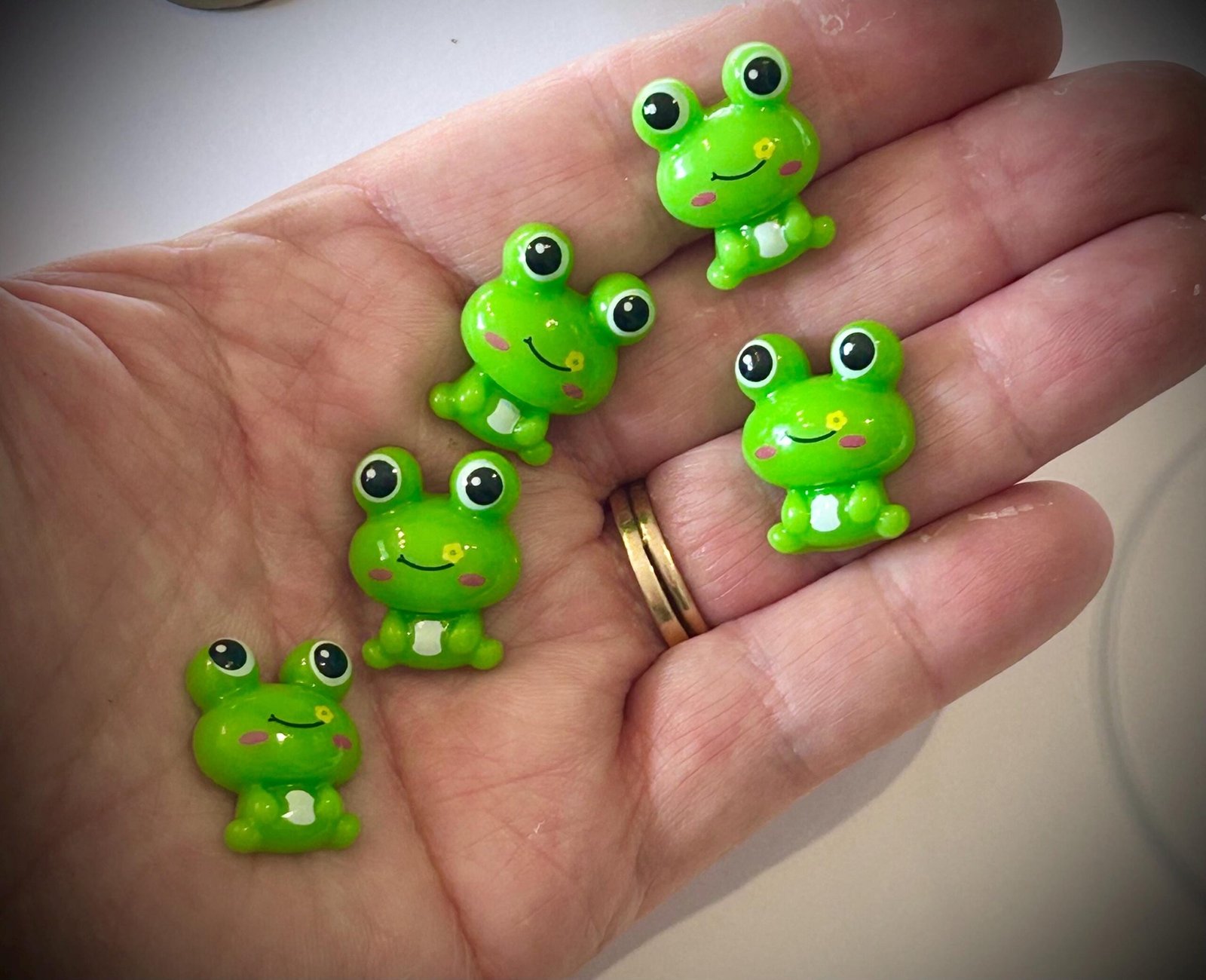5 Glossy frog Flatback Resins, Flatbacks, Green embellishments - Image 3